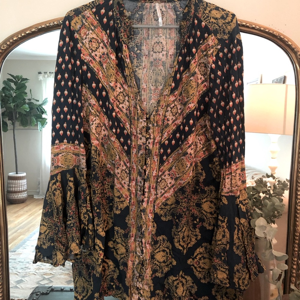 Free People tunic top with flutter sleeves Sz M
